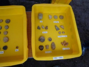 出土遺物はミニチュア土器や鐸形（たくがた）土製品など、儀式などに使われていたと考えられる物がたくさん見つかっています。