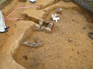 こちらも焼失した奈良時代の住居跡ですが、そのまま逃げたのでしょうか？土器が置いてありました。中央部に見えるカマドの上側も石も残っていて、なんとなく当時のカマドの形が想像できます。